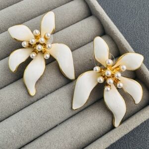 Oscar De La Renta White Flower Pearl Earrings